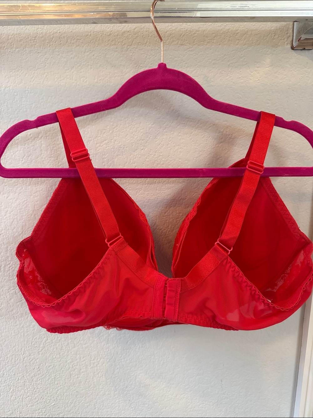 Lace-Embellished Red Underwire Bra with Support, SZ 42F - Picture 3 of 4